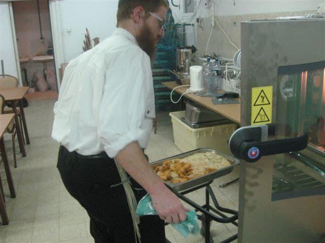 Rabbi Moshe Kravitzky in his soup kitchen 