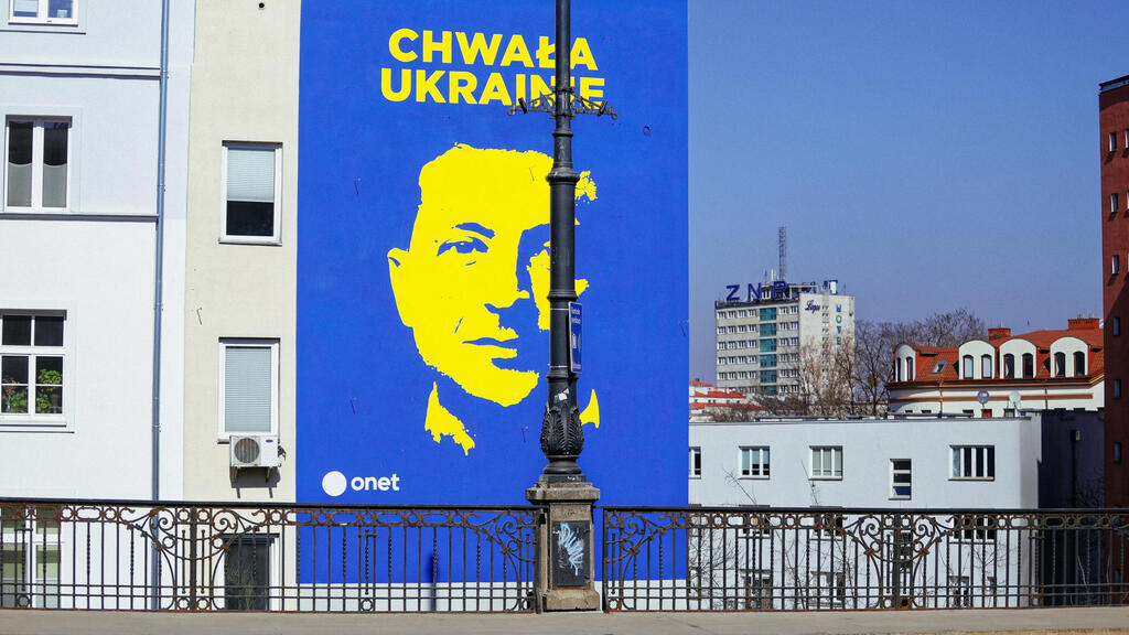 שלט על חזית בניין ב וורשה פולין תהילה ל אוקראינה  משבר מלחמה רוסיה אוקראינה 