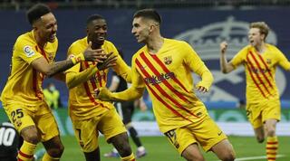 שחקני ברצלונה חוגגים עם פראן טורס