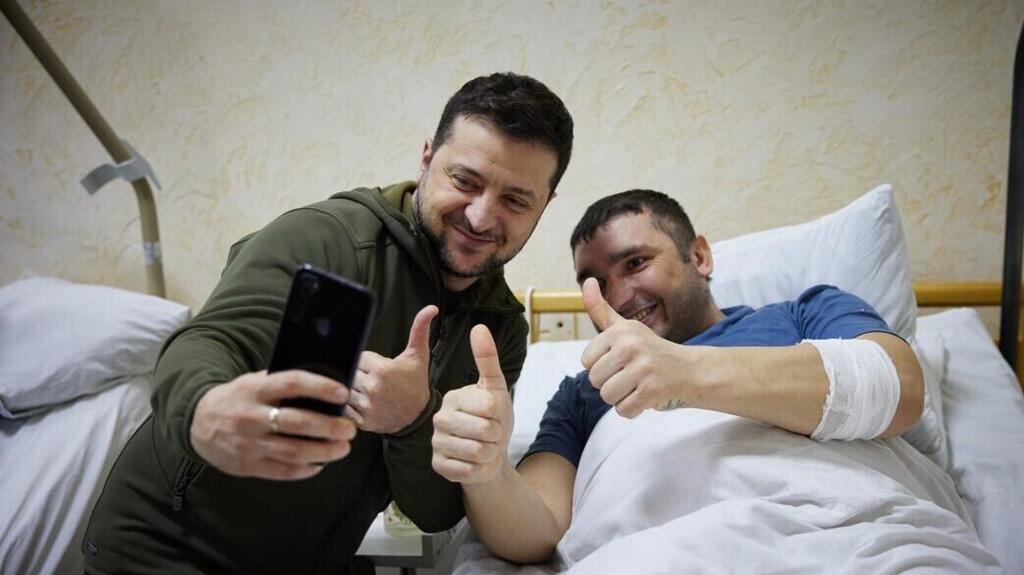 וולודימיר זלנסקי מבקר חייל פצוע, מרץ 2022