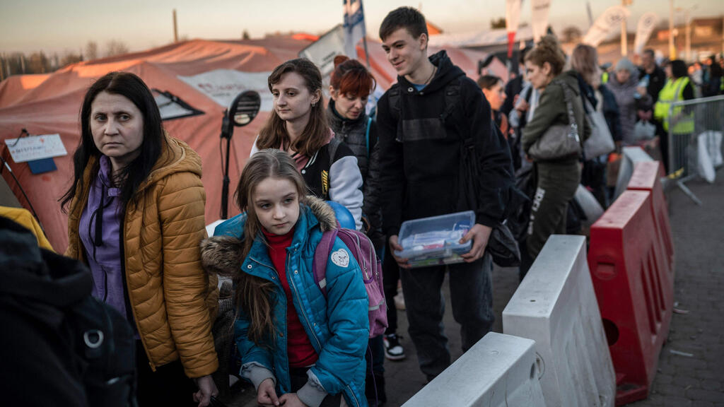 מדיקה אזרחים תושבים פליטים עומדים ב תור מעבר גבול אוקראינה פוילן משבר מלחמה רוסיה אוקראינה 