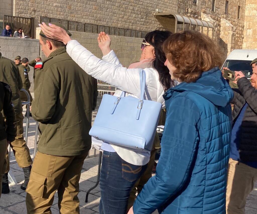 רגע המפגש המרגש בטקס ההשבעה בכותל