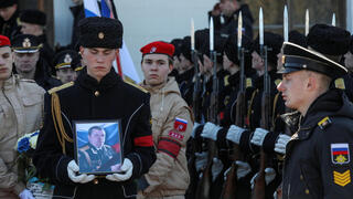 הלוויה ב סבסטופול ב חצי האי קרים ל אנדריי פאלי סגן מפקד הצי של רוסיה ב הים השחור שנהרג ב קרבות במריופול שב אוקראינה