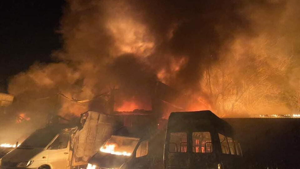 שריפה במיקולאייב כתוצאה מהפגזות
