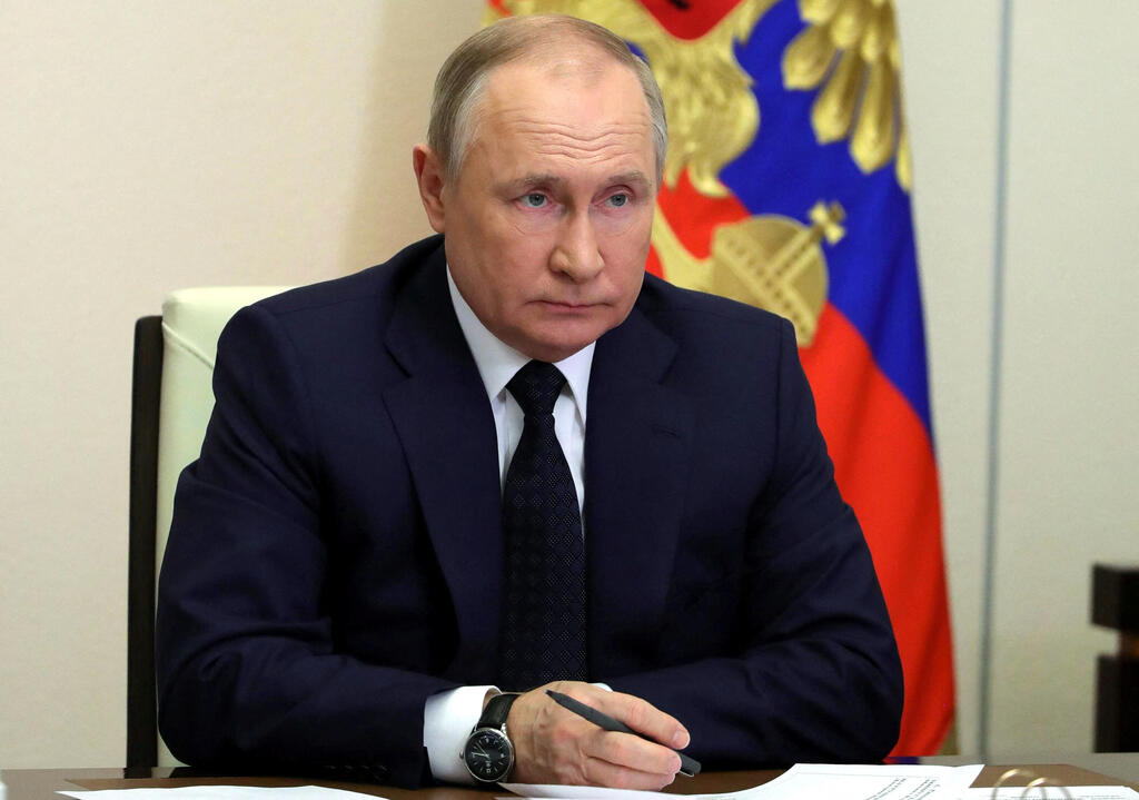נשיא רוסיה ולדימיר פוטין בשיחה עם אנשי ממשל 