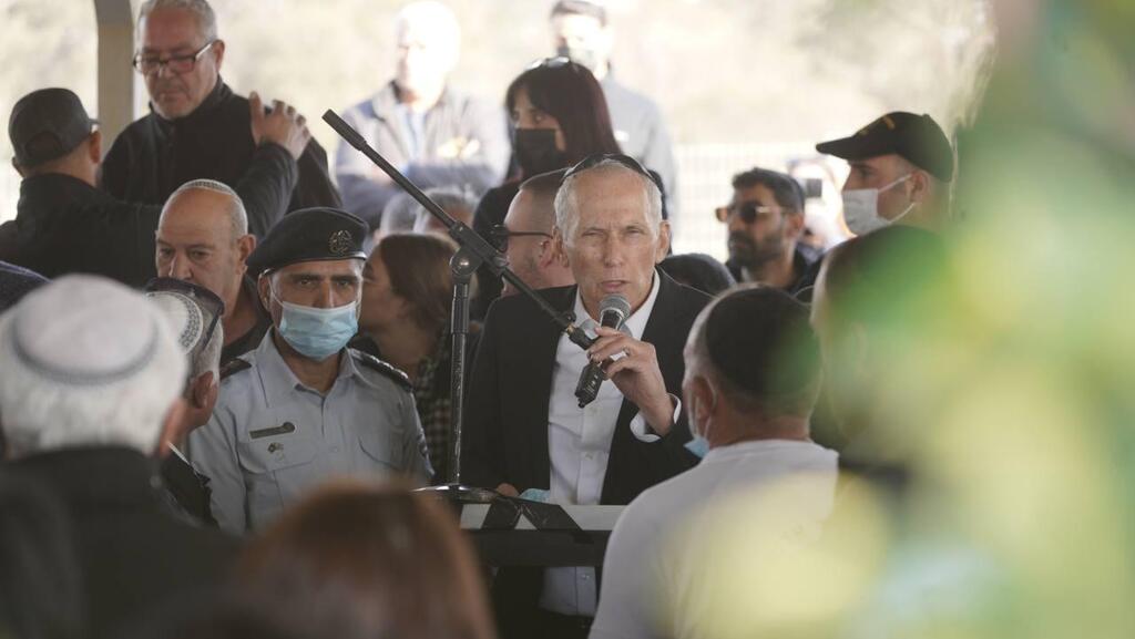 Омер Бар-Лев на похоронах жертвы теракта (Фото: Арик Мармур) הלוויתה של דוריס יחבס