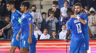 שחקני נבחרת ישראל עם מונס דאבור