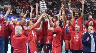 שחקני הפועל מטה אשר עם הגביע