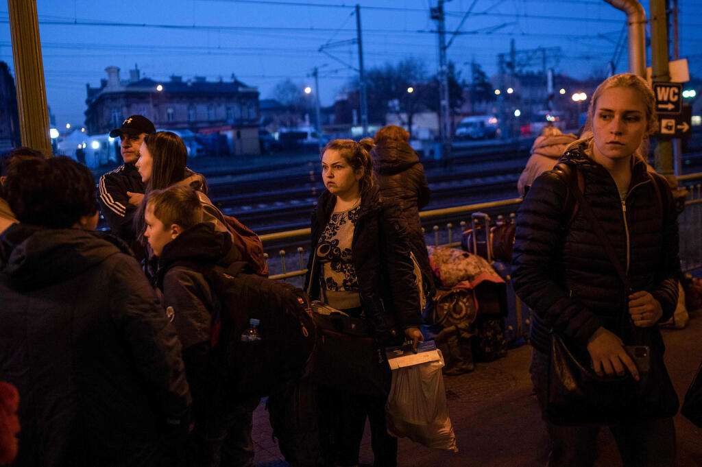 פשמשיל פולין פליטות ש נמלטו מ אוקראינה ב תחנת ה רכבת משבר מלחמה רוסיה אוקראינה 