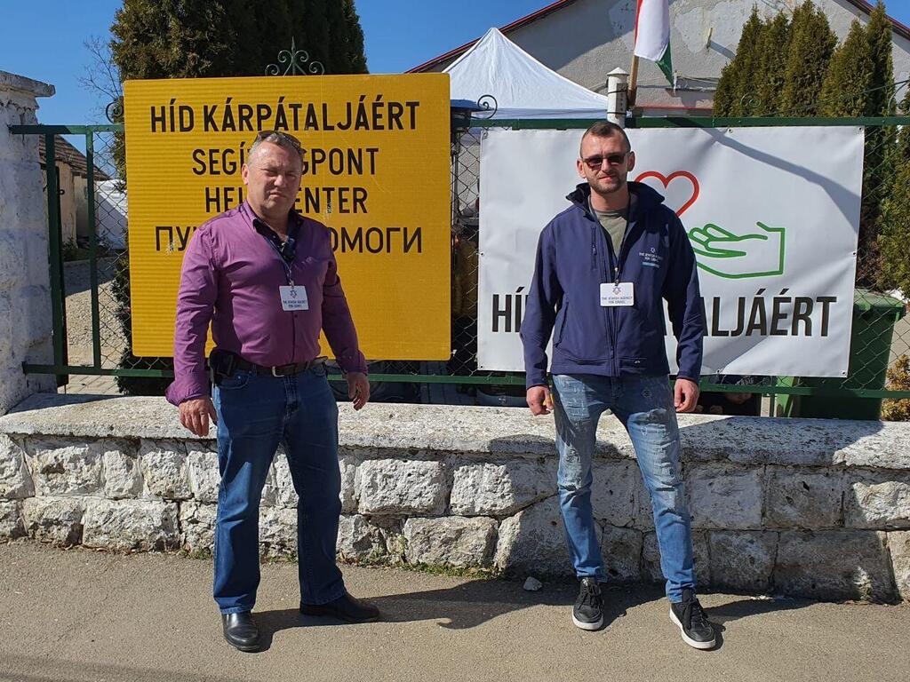 Волонтеры Евгений Айзенберг и Алекс Кагальский