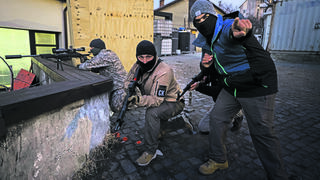 יוצאי היחידות המובחרות של צה"ל במהלך אימון של לוחמים אוקראינים  