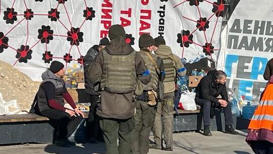 חיילים מחוץ לתחנת הרכבת הגדולה בלבוב