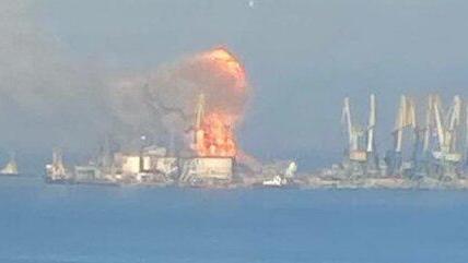 אוקראינה טוענת שהשמידה ספינה של חיל הים ה רוסי ב נמל העיר הכבושה ברדיאנסק 