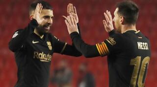 ליאו מסי וג'ורדי אלבה חוגגים