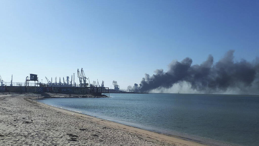 ברדיאנסק עשן מהפגזה בנמל  אוקראינה 