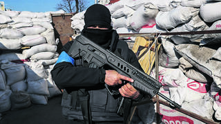 הפך לסמל. לוחם אוחז בנשק מסוג תבור