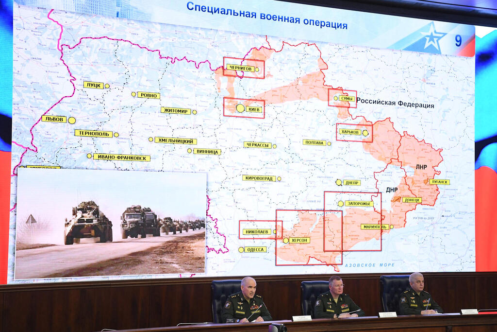 На брифинге минобороны РФ для журналистов (Фото: AFP ) רוסיה תדריך לעיתונאים דובר משרד ההגנה הרוסי מרכז השליטה ה רוסי משבר מלחמה רוסיה אוקראינה