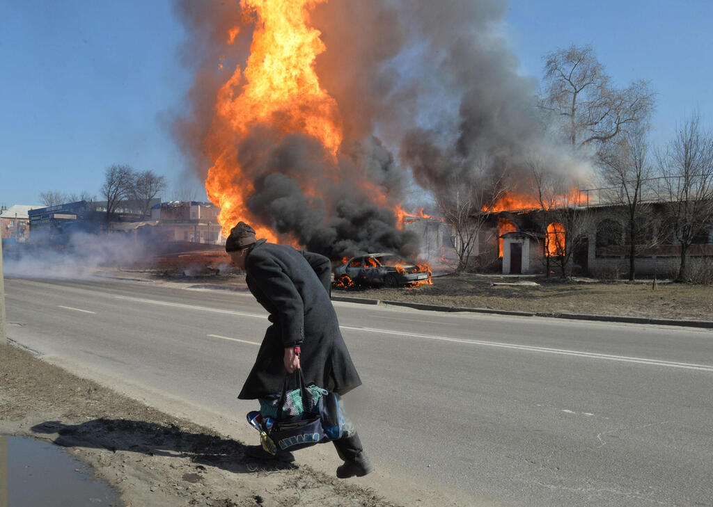חרקוב שריפה  ב תחנת דלק בעקבות הפצצה ארטילרית משבר מלחמה רוסיה אוקראינה