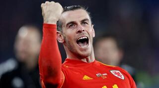 גארת' בייל חוגג