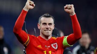 גארת' בייל חוגג