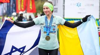 ולנטינה ורסקה עם דגל ישראל ואוקראינה