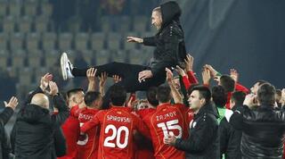 שחקני צפון מקדוניה מניפים את בלגויה מילבסקי