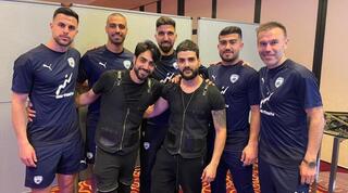 שחקני נבחרת ישראל עם שניר ומיר אהרן