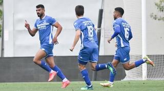 שחקני הפועל פ"ת חוגגים