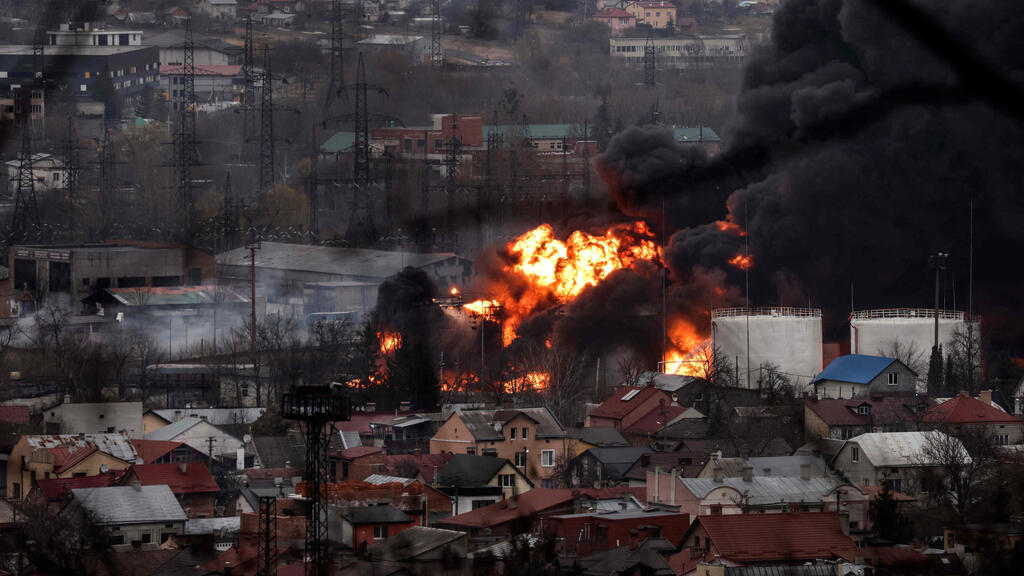 אש עשן עולה אחר הפגזות הפצצות לבוב אוקראינה