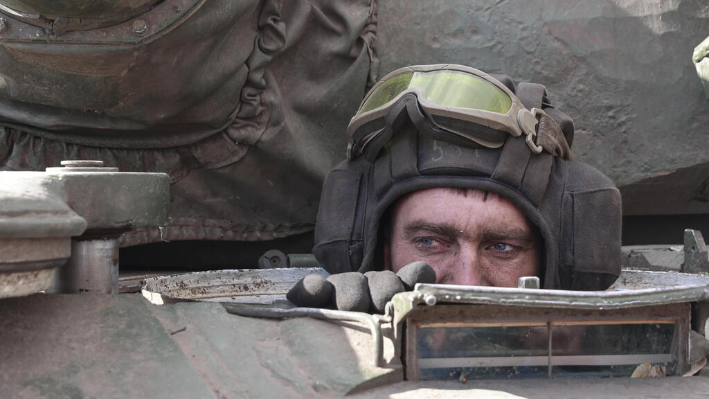 חייל של צבא אוקראינה ב טנק מחוז קייב