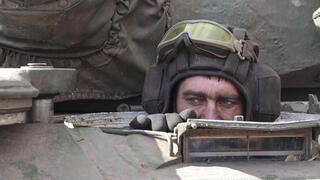 חייל של צבא אוקראינה ב טנק מחוז קייב