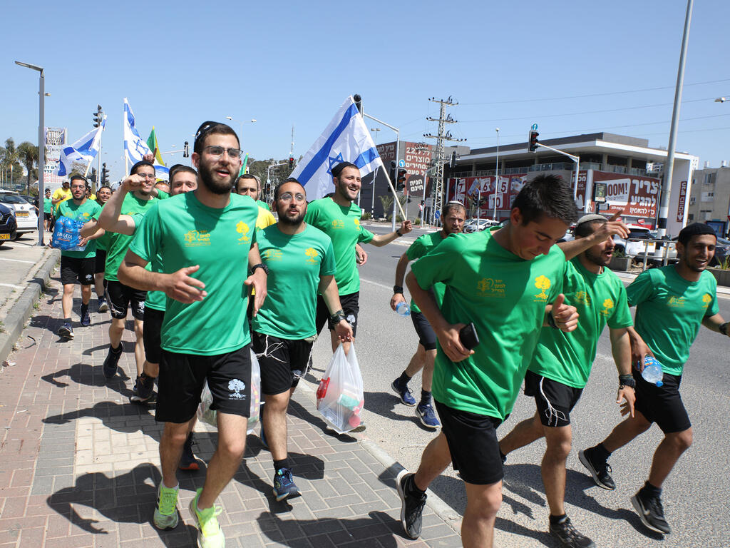 מחלקה מבא"ח גולני שרים להעלאת המורל באיזור זירת הפיגוע בחדרה