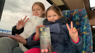 שתי ילדות אוקראיניות באוטובוס במולדובה שארגנה תנועת "נוצרים למען ישראל" למשפחות, 7 במארס 2022