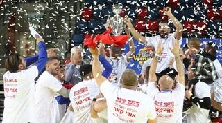 שחקני הפועל אשדוד חוגגים זכייה בגביע