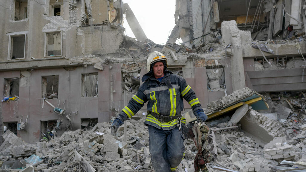 בניין הממשל ב מיקולאייב ב אוקראינה נפגע בהפגזה של צבא רוסיה