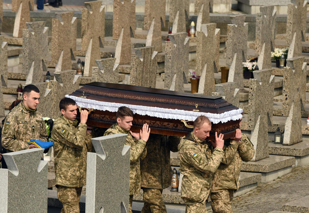 בית ה קברות לביב לווית חייל אוקראיני משבר מלחמה רוסיה אוקראינה