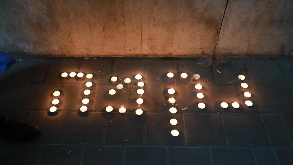 The word 'vengence' spelt out in candles lit in memory of those killed in Bnei Brak (Photo: Dana Kopel) נורת נקמה ליד מכולת בסמוך למקום הפיגוע