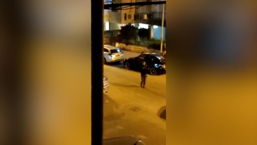 The terrorist from the Bnei Brak attack shoots civilians רגע הירי בבני ברק
