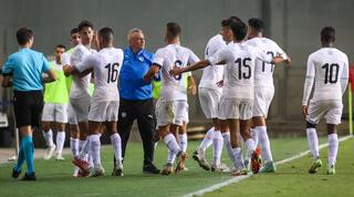 שחקני נבחרת ישראל חוגגים עם אופיר חיים