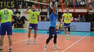 שחקני מכבי ת"א חוגגים