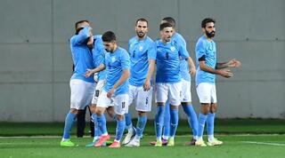 שחקני נבחרת ישראל חוגגים