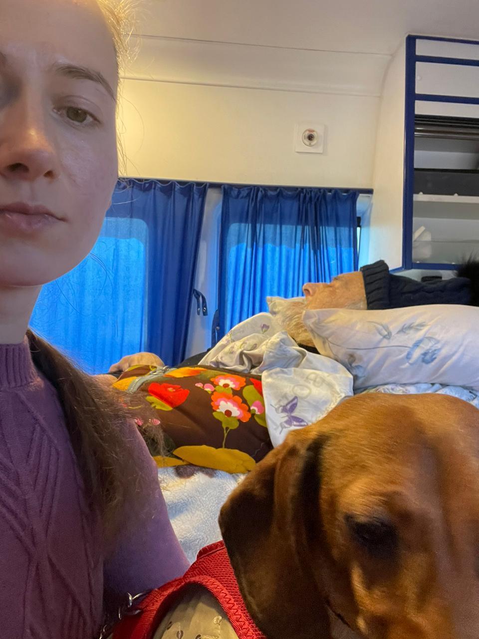 Виктория Симсон с парализованным дядей и собакой едет в Варшаву (Фото: частный архив) Виктория Симпсон с парализованным дядей едет в Варшаву