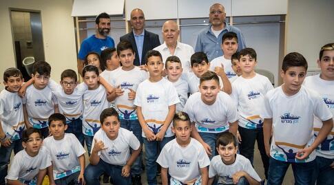 ארז כלפון יחד עם יו"ר מפעל הפיס רו"ח אביגדור יצחקי