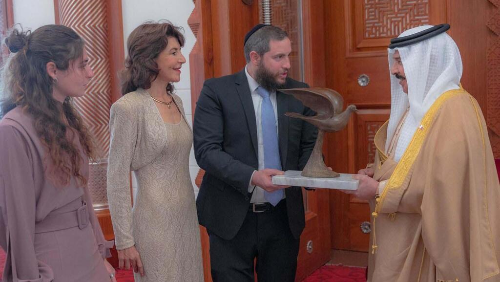 מפגש בין מלך בחריין לישראלים ששלחו לו מכתב