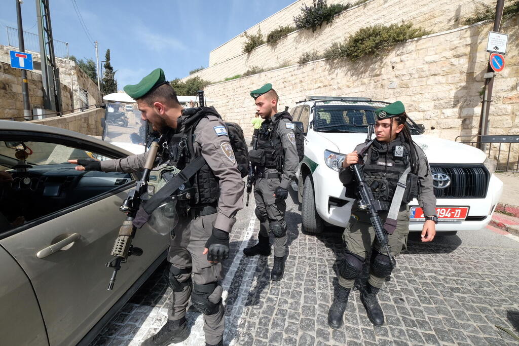 שוטרי מג"ב מתגברים כוחות בשער האריות ירושלים