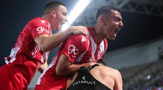 שחקני הפועל תל אביב חוגגים עם שלומי אזולאי