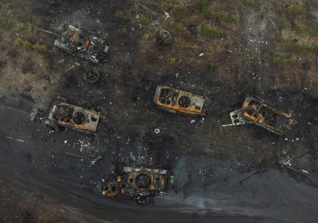 Destroyed Russian tanks outside Kyiv 