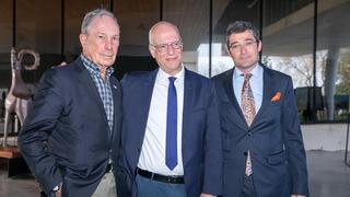 מימין לשמאל- יוסי סגול, פרופ׳ אריאל פורת נשיא אוניברסיטת תל אביב ומייקל בלומברג