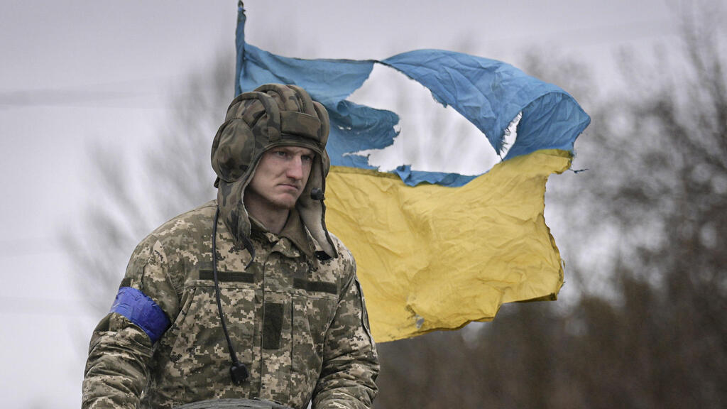 חיל אוקראיני על טנק עם דגל אוקראינה ליד קייב