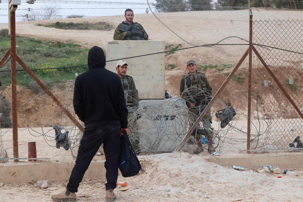 IDF troops guard the breached fence in the West Bank (Photo: AFP) כוחות צה"ל ליד פרצה ב גדר ליד חברון